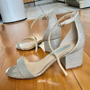 Betsey Johnson glitter silver block low heel sandal - SZ 8.5